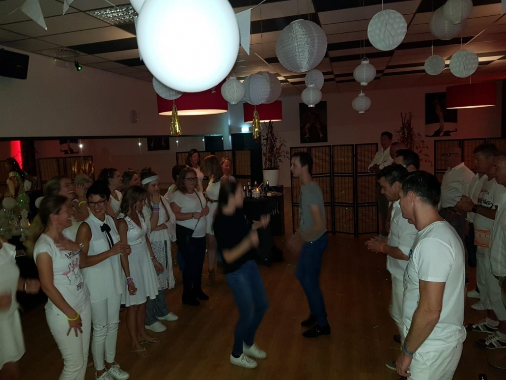 Merengue workshop op een 40 jarig feest. 